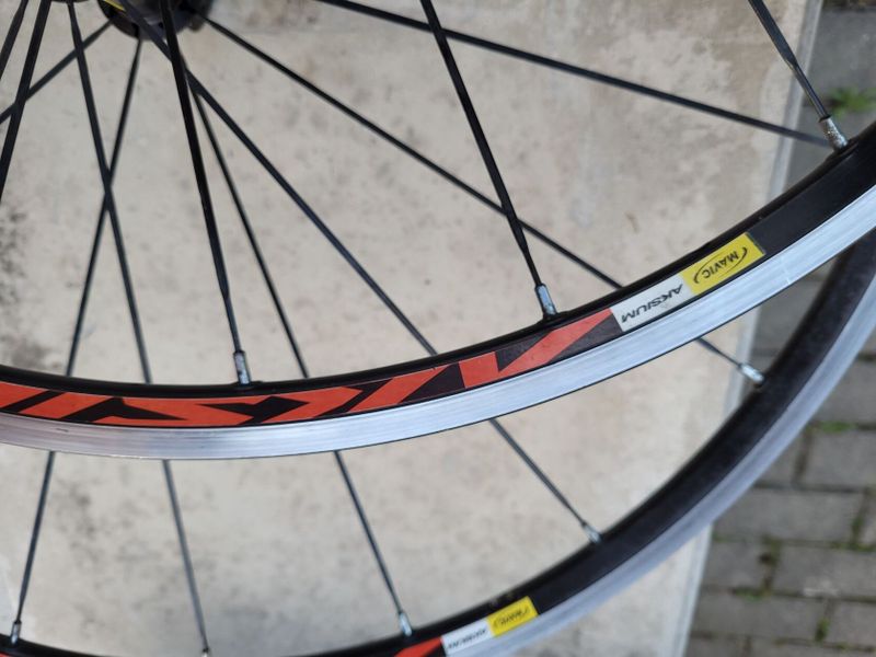 Hliníková silniční kola na ráfkové brzdy Mavic Aksium