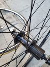 Hliníková silniční kola na ráfkové brzdy Shimano WH-R500