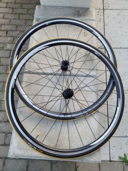 Hliníková silniční kola na ráfkové brzdy Shimano WH-R500