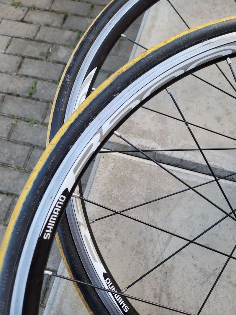 Hliníková silniční kola na ráfkové brzdy Shimano WH-R500