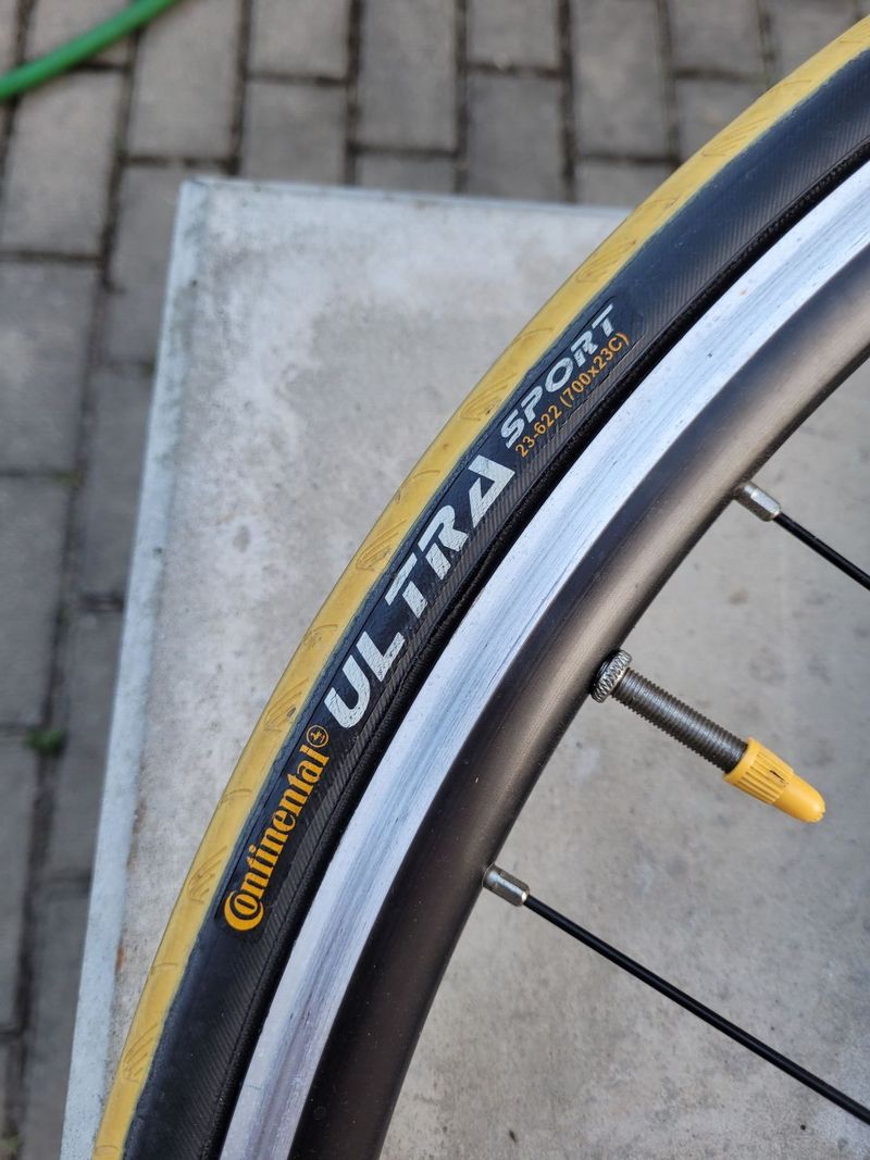 Hliníková silniční kola na ráfkové brzdy Shimano WH-R500