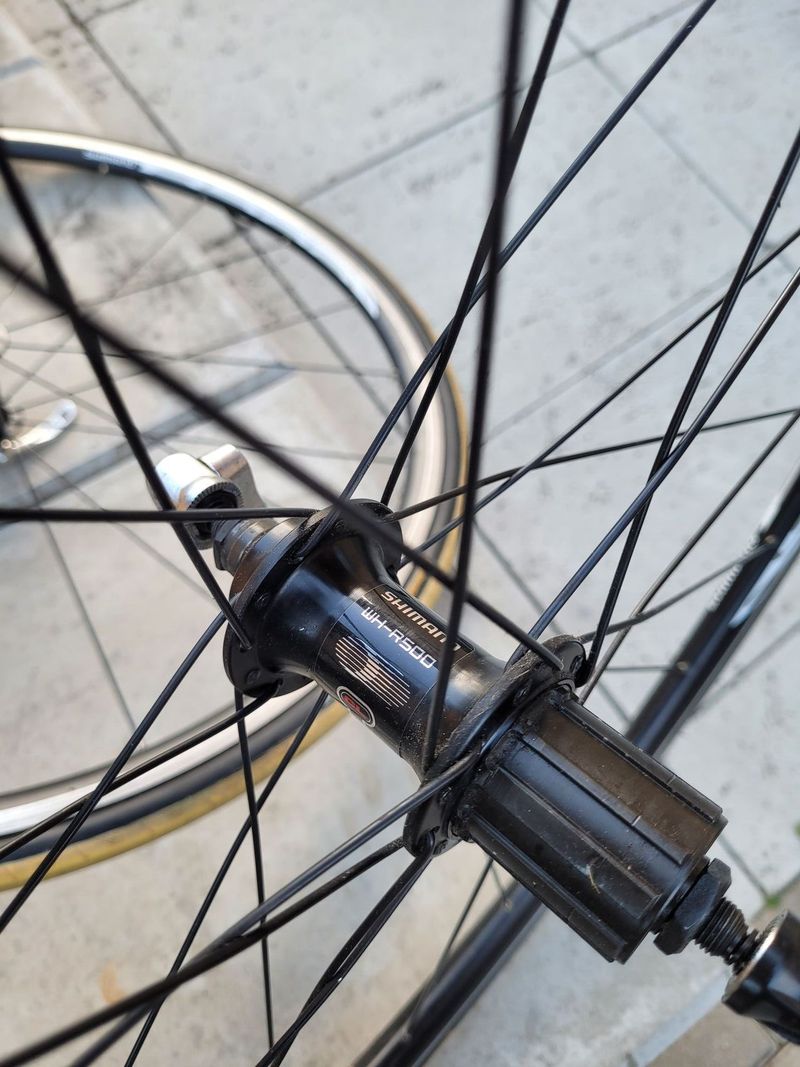 Hliníková silniční kola na ráfkové brzdy Shimano WH-R500