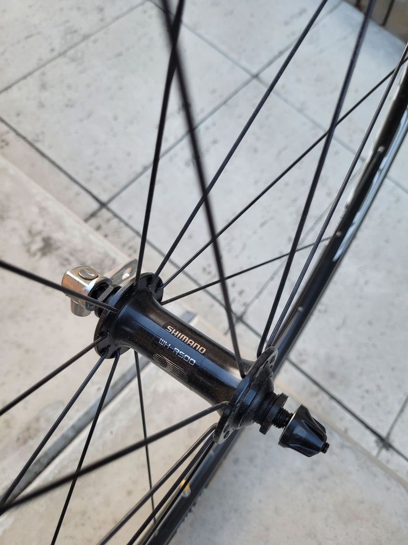 Hliníková silniční kola na ráfkové brzdy Shimano WH-R500