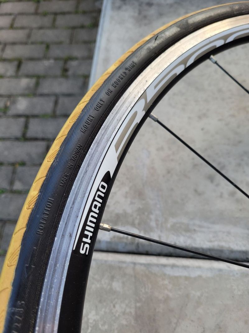 Hliníková silniční kola na ráfkové brzdy Shimano WH-R500