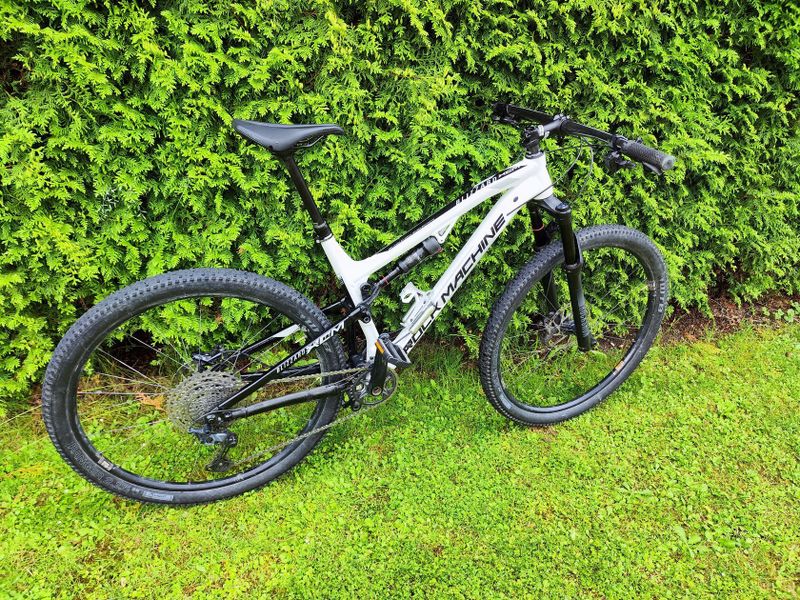 RockMachine Blizzard XCM 70-29″ L | 2023 | Wattmetr INPEAK – TOP stav, VÝBAVA navíc!
