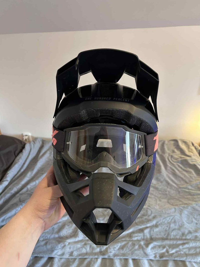 helma 100% Trajecta Helmet W/Fidlock Black + Brýle - 100%