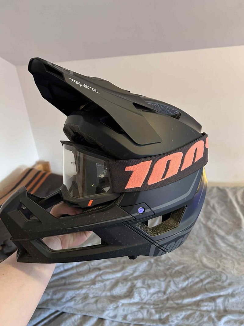 helma 100% Trajecta Helmet W/Fidlock Black + Brýle - 100%