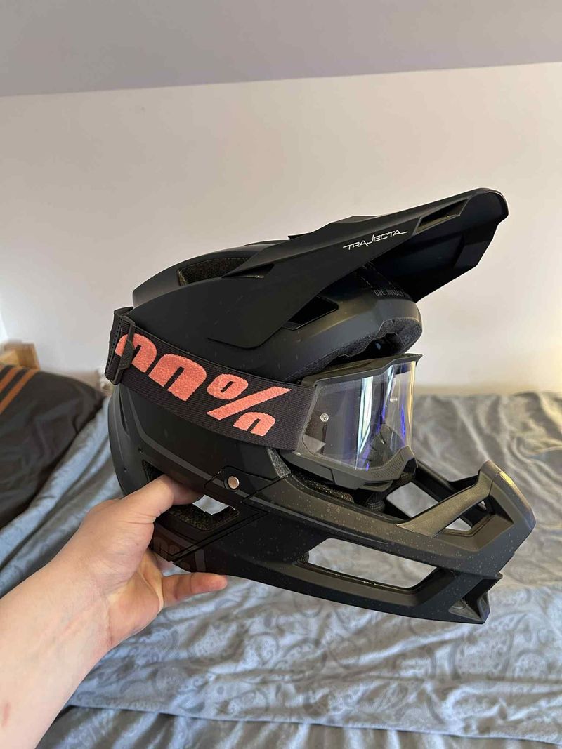 helma 100% Trajecta Helmet W/Fidlock Black + Brýle - 100%