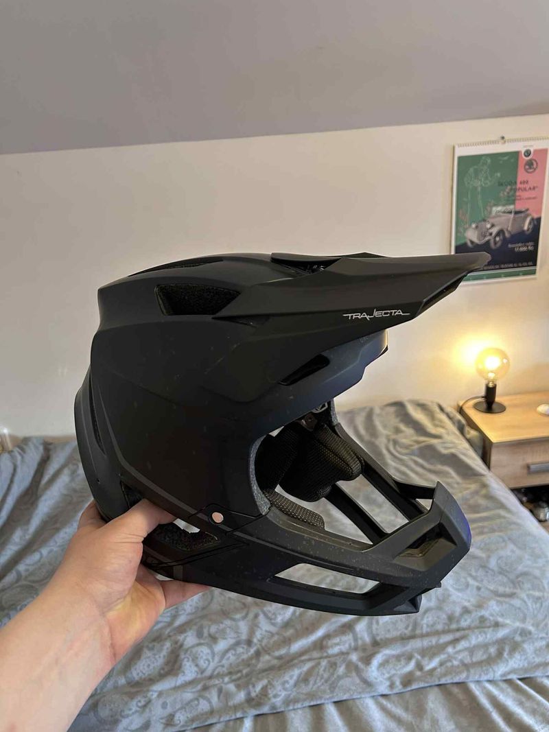 helma 100% Trajecta Helmet W/Fidlock Black + Brýle - 100%