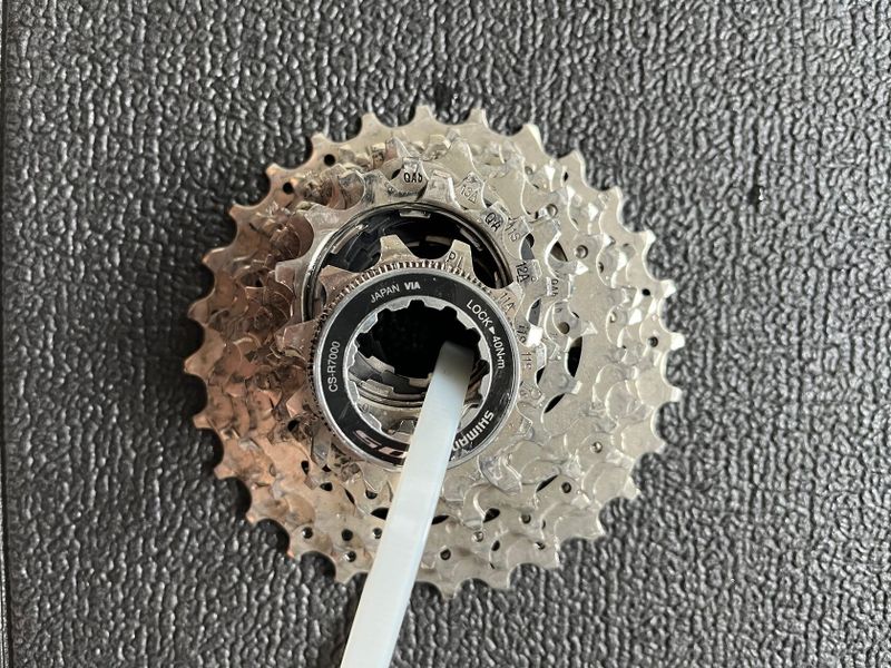 Prodám kazetu Shimano 105 CS R7000 11-28