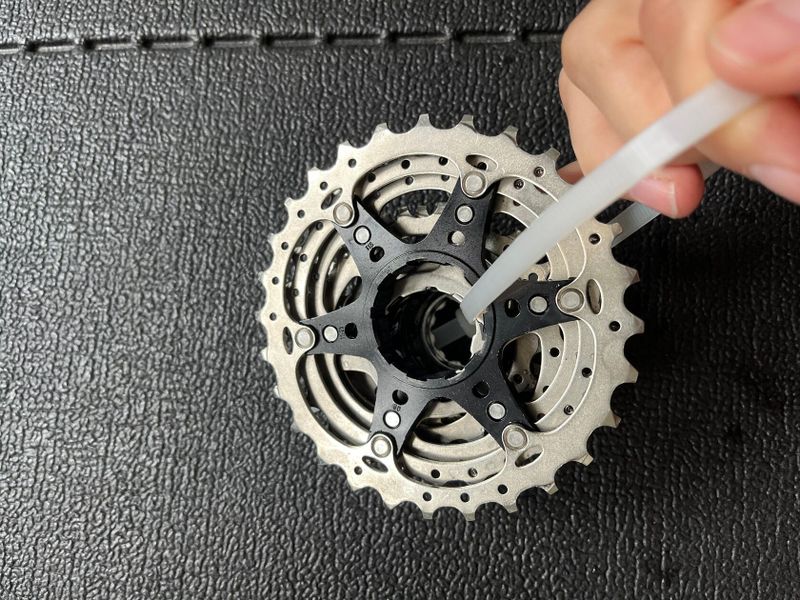 Prodám kazetu Shimano 105 CS R7000 11-28