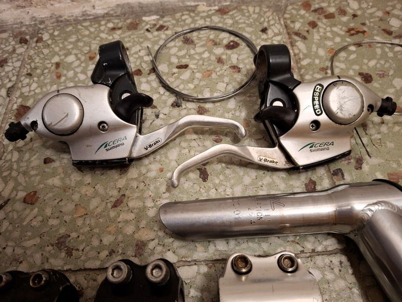 Mechhanické brzdy Tektro, páky V-brake + řazení Acera
