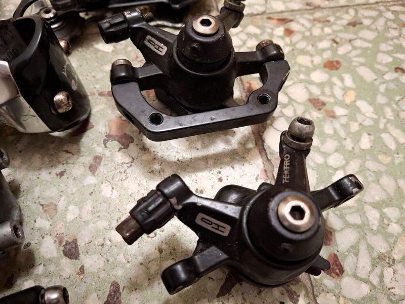 Mechhanické brzdy Tektro, páky V-brake + řazení Acera