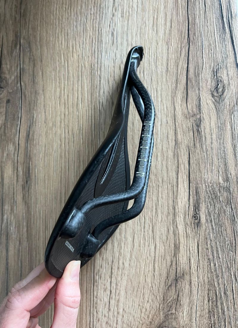 Prodám celokarbonové sedlo Elite One 98g
