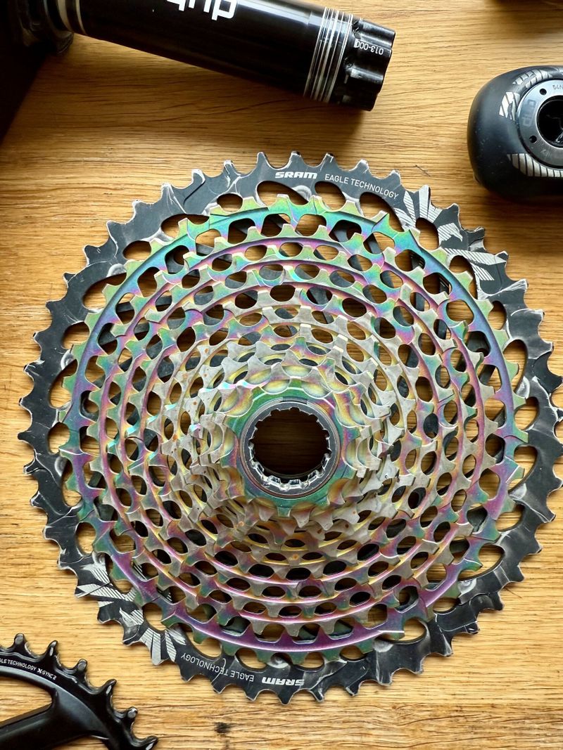 Komponenty na kolo Sram XX1, X01 AXS a Fox