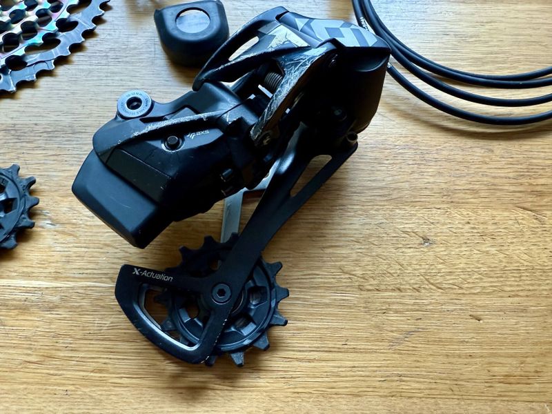 Komponenty na kolo Sram XX1, X01 AXS a Fox
