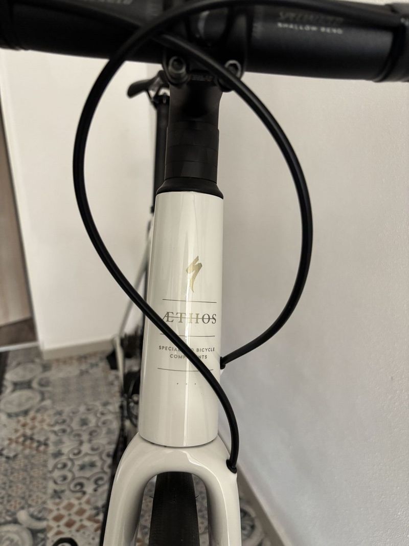 2025 Specialized Aethos Comp, Shimano 105 Di2, vel. 56