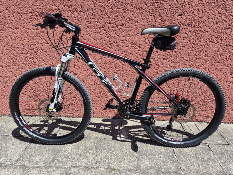 GT AVALANCHE 2.0 black - model 2012 2x180mm kotouč