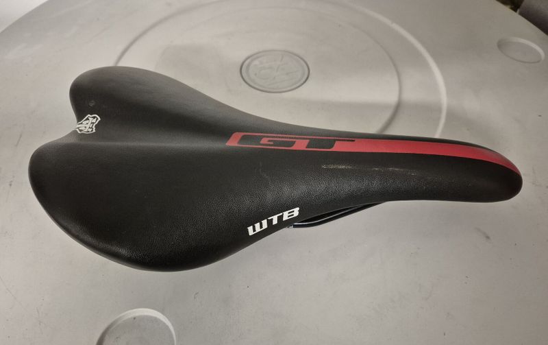 GT AVALANCHE 2.0 black - model 2012 2x180mm kotouč