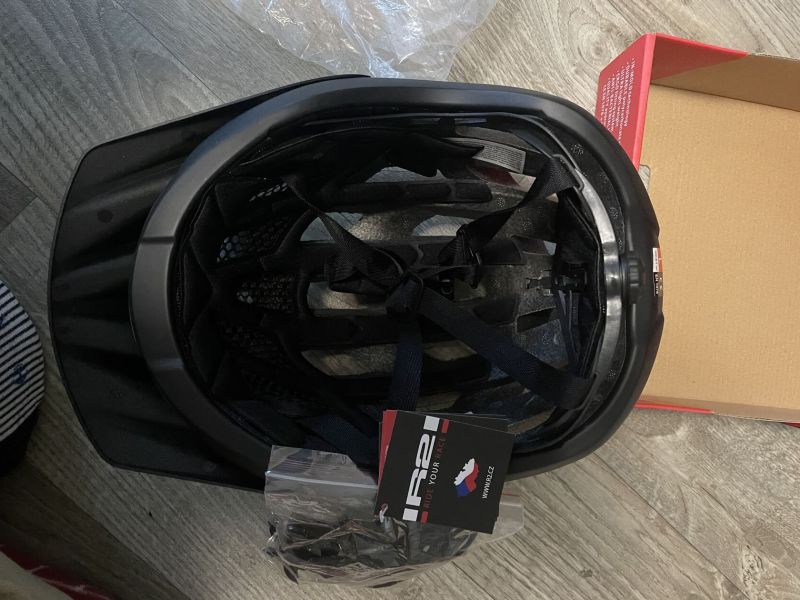 Cyklistická helma R2 EXPLORER ATH26D/L