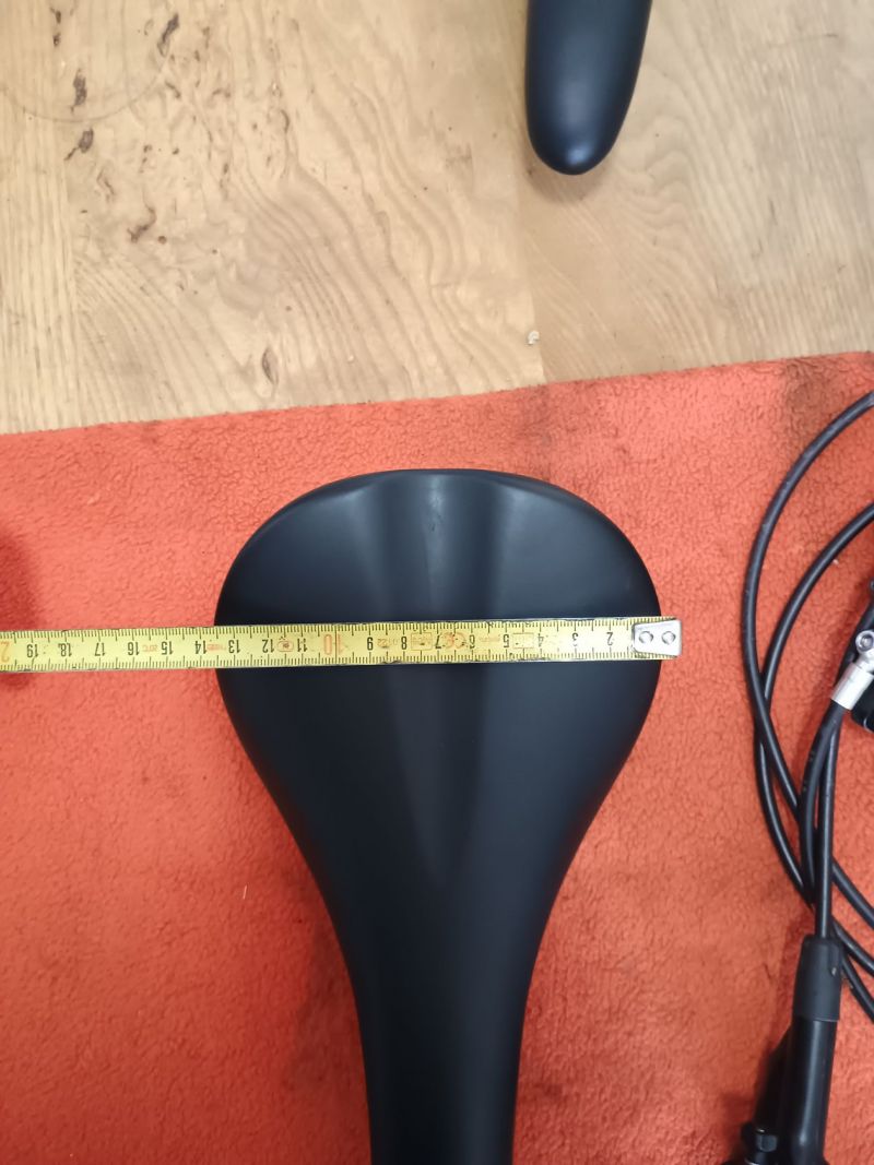 sedlo Fabric 135mm