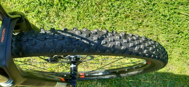 KARBONOVÉ HORSKÉ KOLO CUBE .,. NAJETO POUZE 300 KM !!!