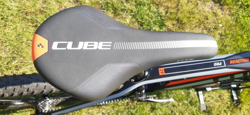 KARBONOVÉ HORSKÉ KOLO CUBE .,. NAJETO POUZE 300 KM !!!