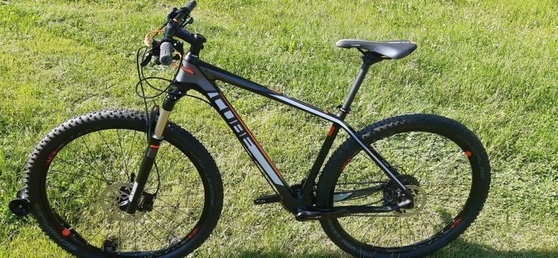 KARBONOVÉ HORSKÉ KOLO CUBE .,. NAJETO POUZE 300 KM !!!