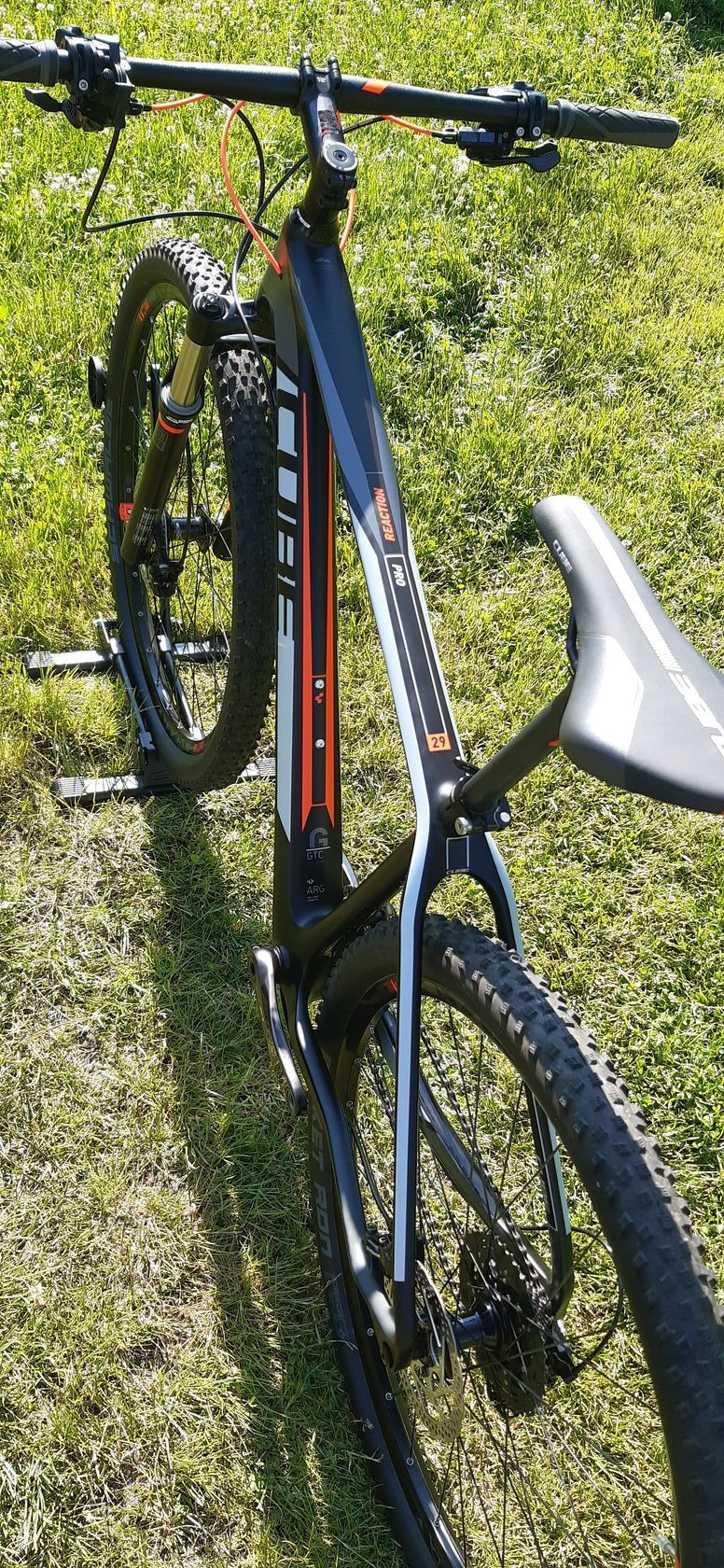 KARBONOVÉ HORSKÉ KOLO CUBE .,. NAJETO POUZE 300 KM !!!