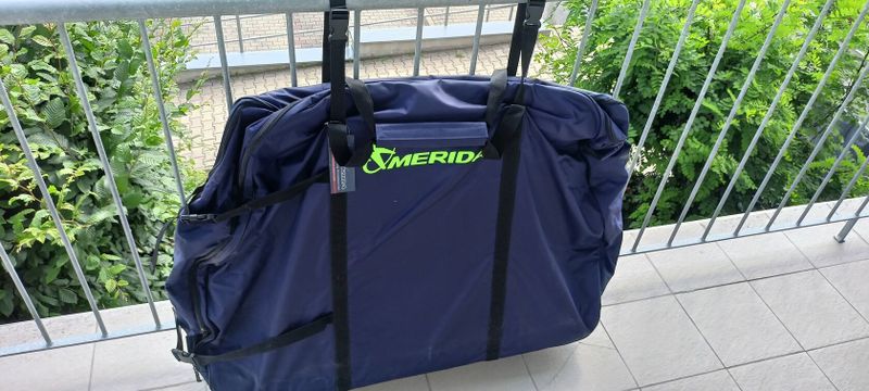 Přepravní box polstrovaný a vyztužený a kolo zn. Merida