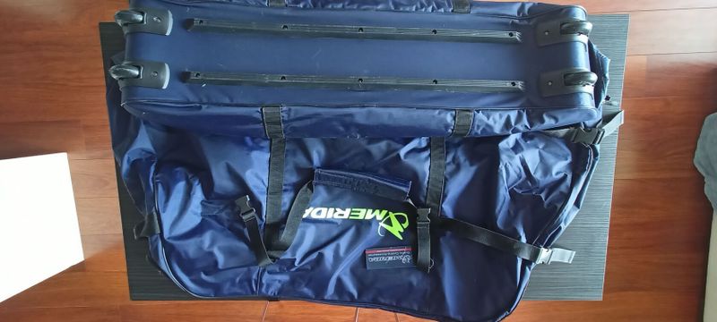 Přepravní box polstrovaný a vyztužený a kolo zn. Merida