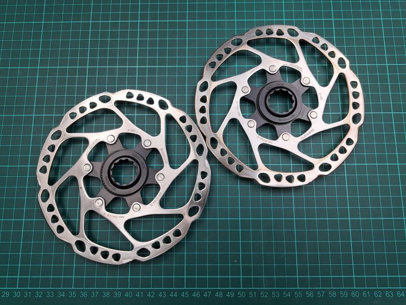 Použité kotouče SM-RT64 160mm centerlock + matice