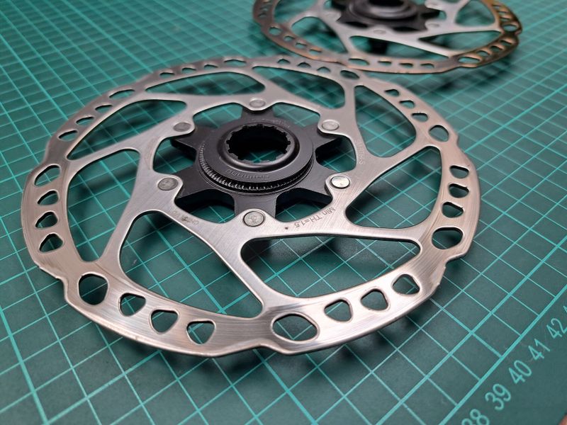 Použité kotouče SM-RT64 160mm centerlock + matice