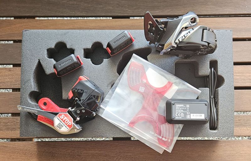 SRAM Red eTap AXS – sada špičkových komponentů s elektronickým řazením a hydraulickými brzdami