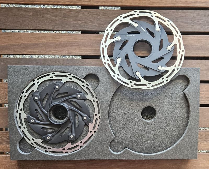 SRAM Red eTap AXS – sada špičkových komponentů s elektronickým řazením a hydraulickými brzdami