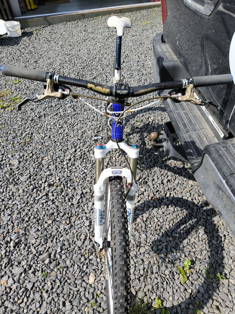 Lehké XC celopéro Kona na FOXU