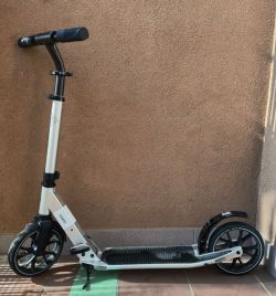 Skládací koloběžka OXELO z DECATHLONU pro dospělé.