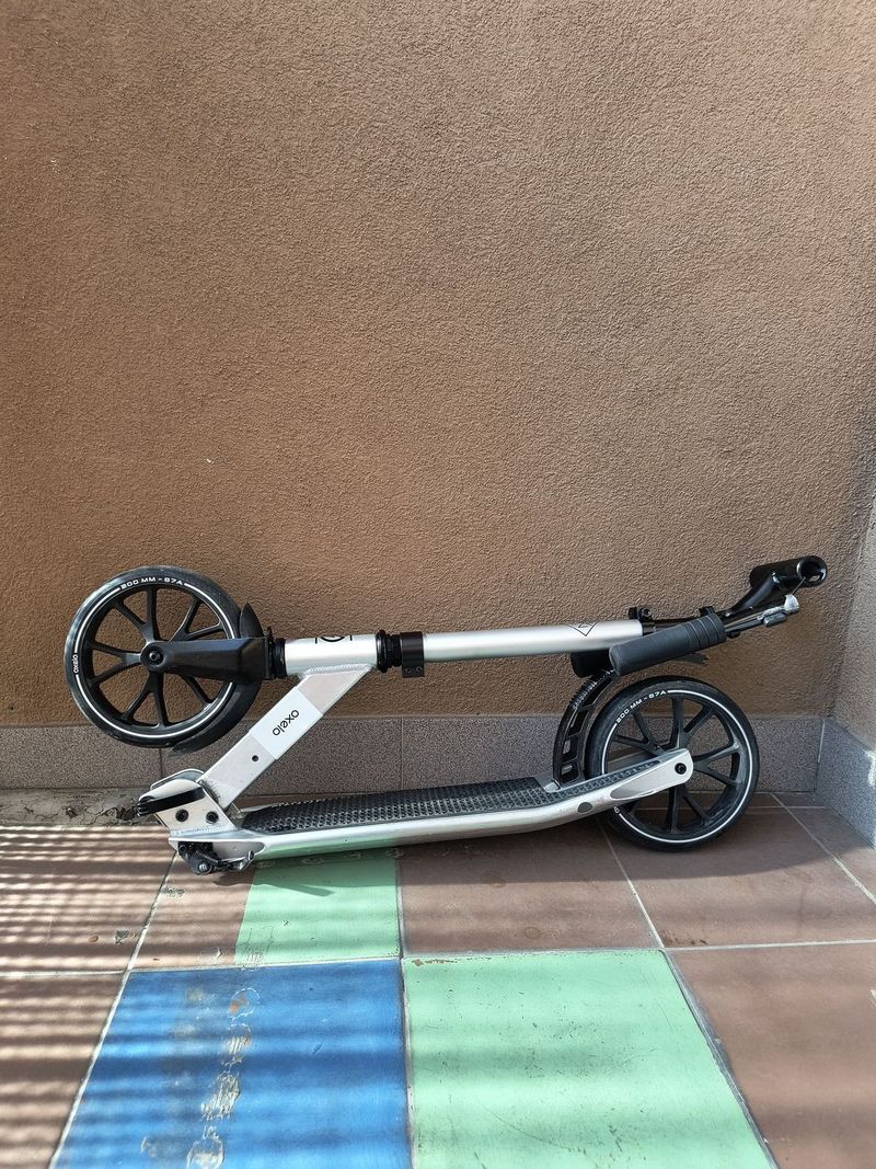 Skládací koloběžka OXELO z DECATHLONU pro dospělé.
