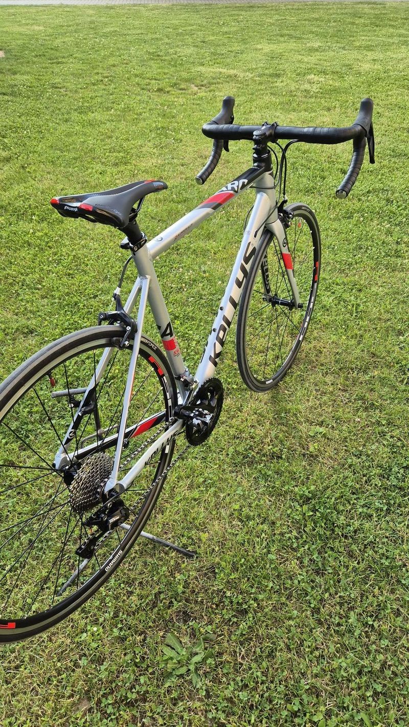 Prodám silniční kolo Kellys, rám Původní komponenty rok staré 