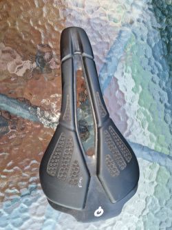 PROLOGO SCRATCH M5 TiROX PAS 140 CPC sedlo černé