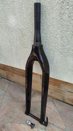 Pevná karbonová vidlice 29" tapered