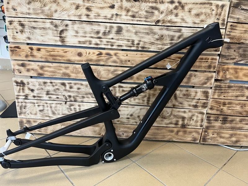 Nový karbonový Enduro / AM rám velikost L", tlumič fox float dps