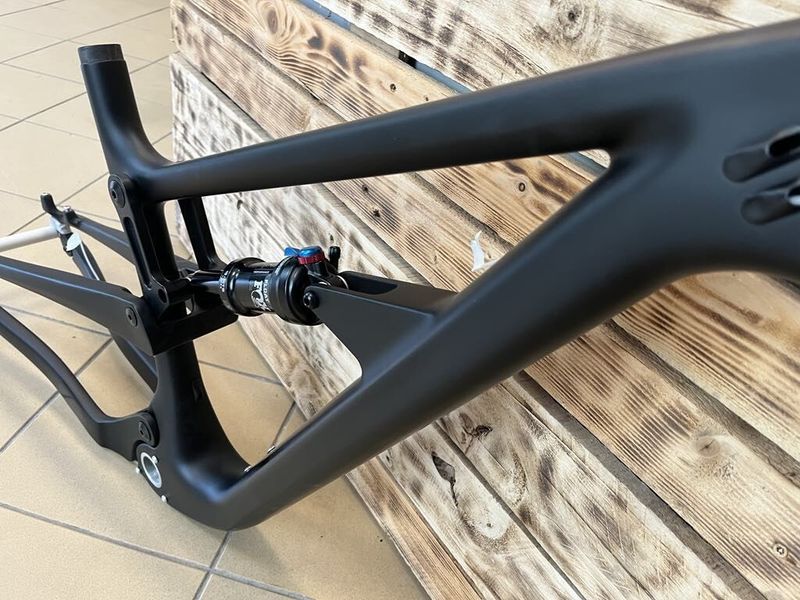 Nový karbonový Enduro / AM rám velikost L", tlumič fox float dps