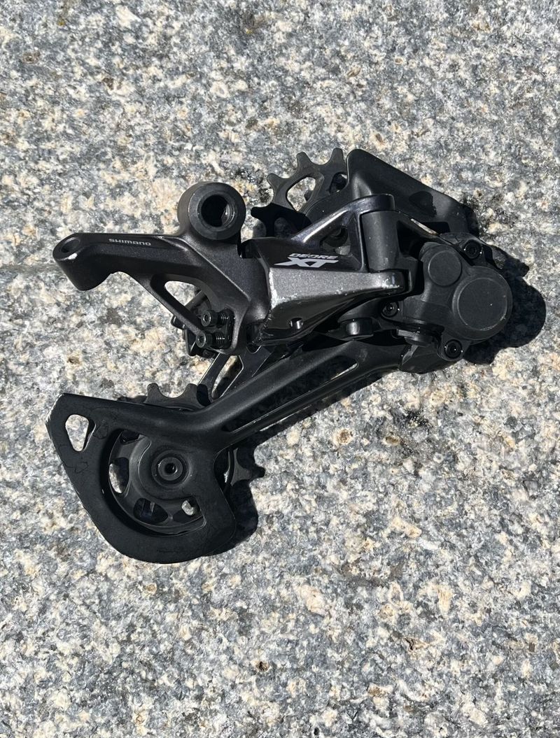 přehazovačka SHIMANO XT RD-M8120, vč. řadící páčky XT (pro páčku ČTI POPIS)