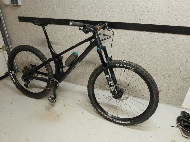 YT IZZO CORE 2 2024