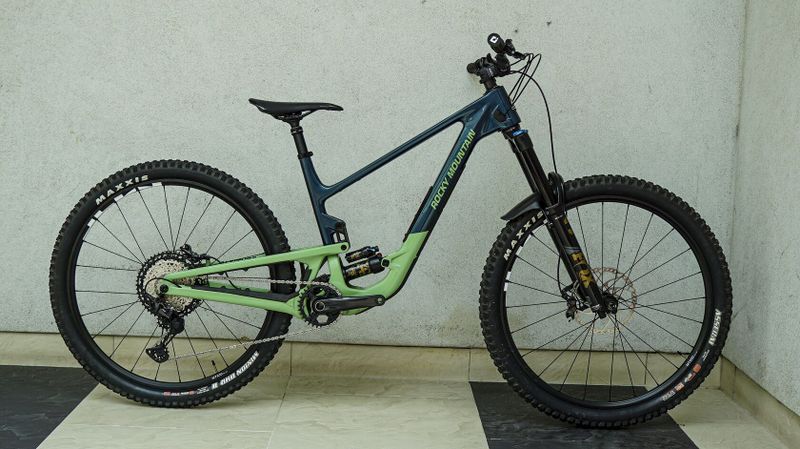 Rocky Mountain Altitude Carbon / Shimano XT/ MT501