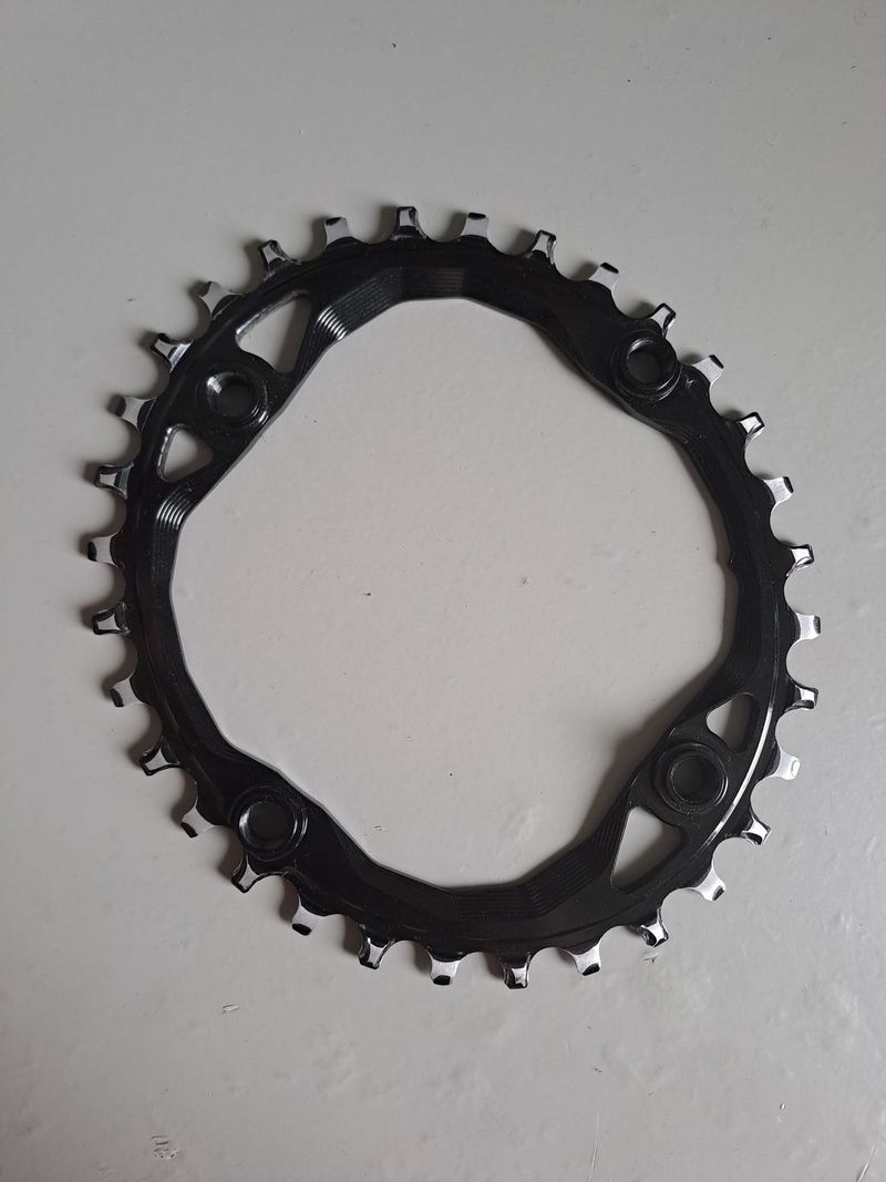 Absolute Black 104bcd 32t oval - (Zamluveno)