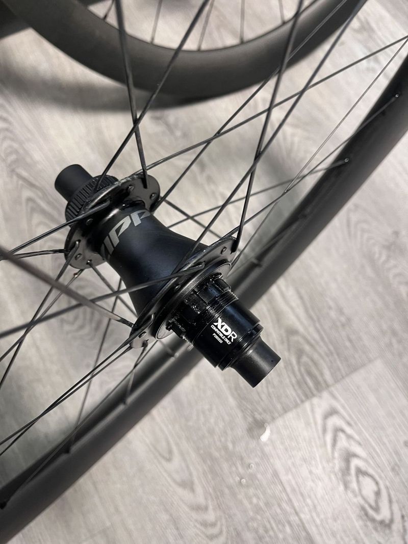 Zapletné kolo ZIPP 303 XPLR SW Carbon Tubelss Disc