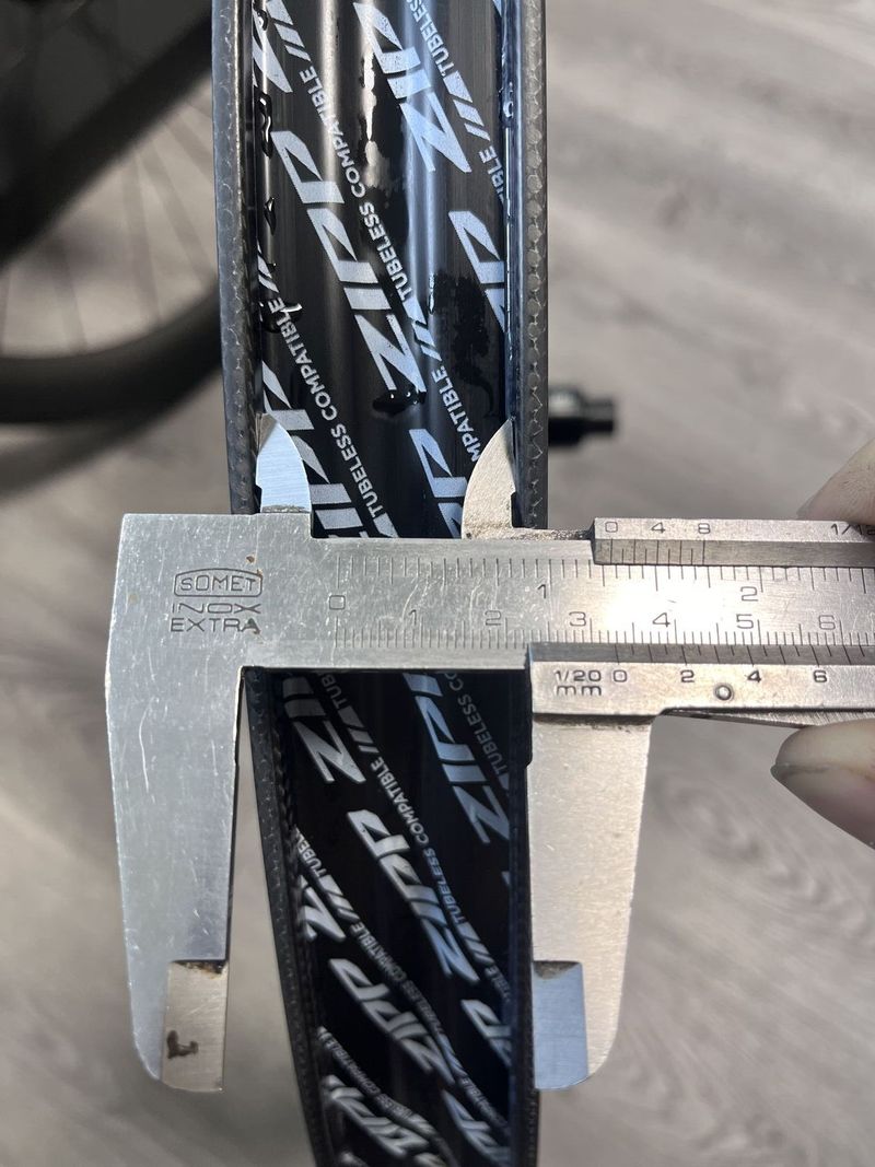 Zapletné kolo ZIPP 303 XPLR SW Carbon Tubelss Disc