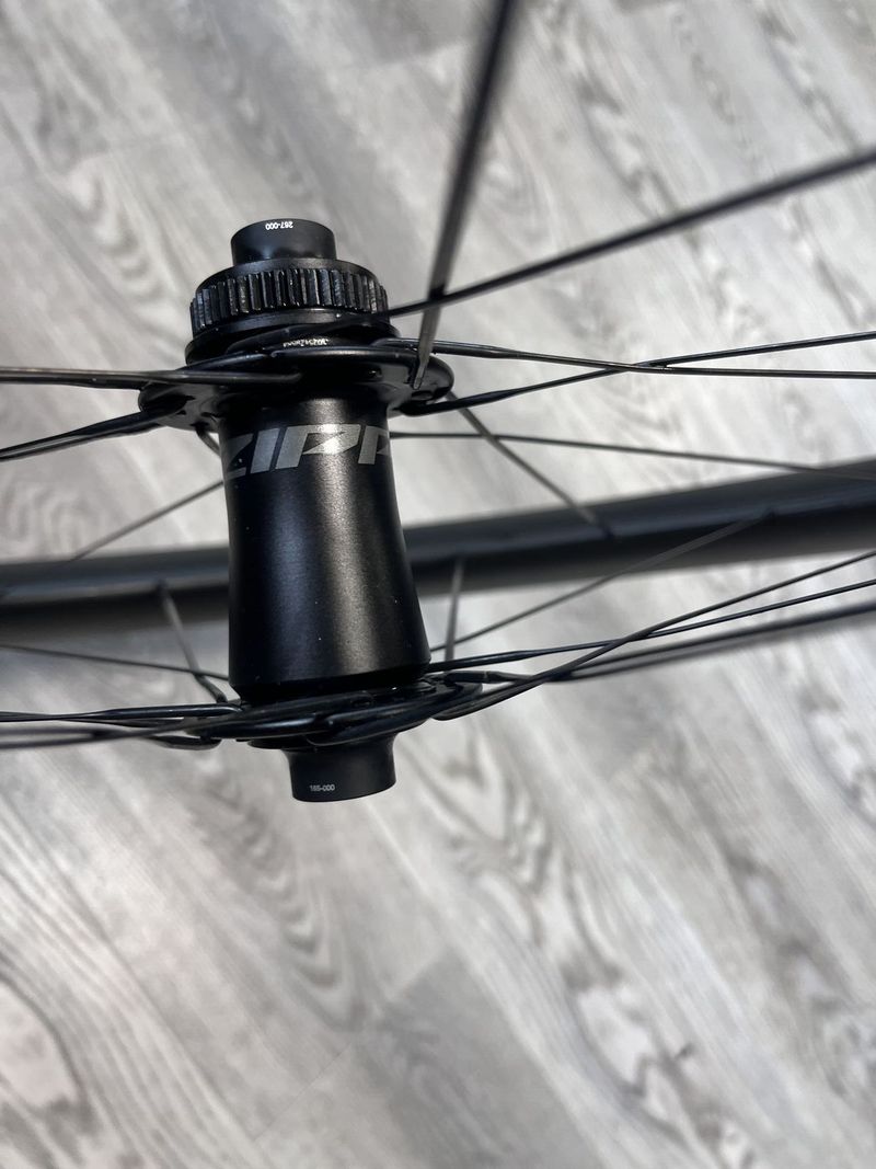 Zapletné kolo ZIPP 303 XPLR SW Carbon Tubelss Disc